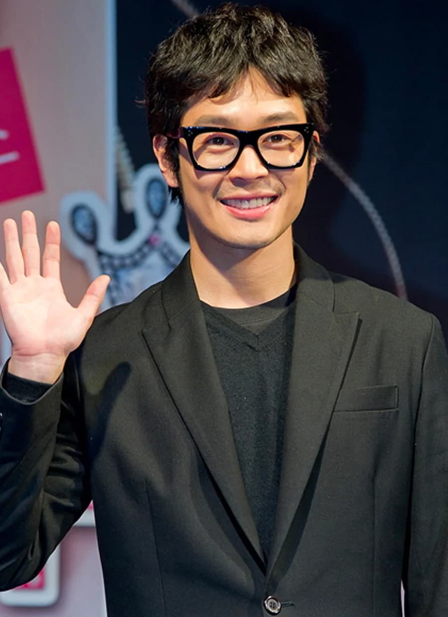 Lee Kyun banner